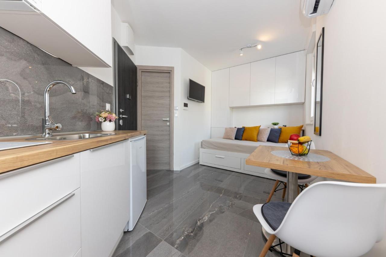 New Studio For 2, Free Private Garage Spot, Wi-Fi, 200 M From Mall Of Split Exterior photo