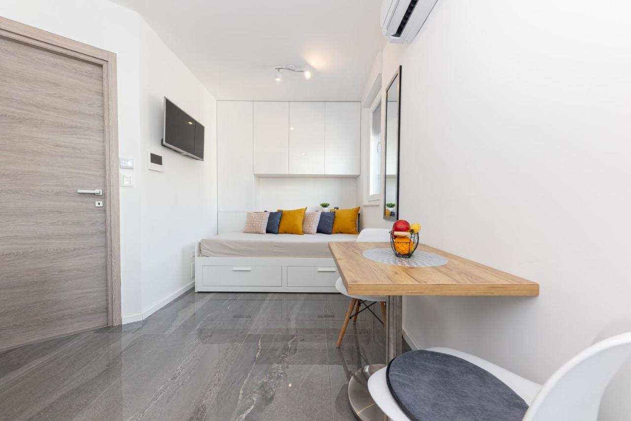 New Studio For 2, Free Private Garage Spot, Wi-Fi, 200 M From Mall Of Split Exterior photo