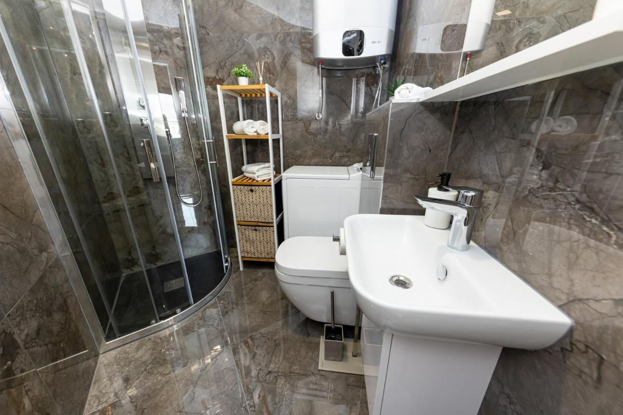 New Studio For 2, Free Private Garage Spot, Wi-Fi, 200 M From Mall Of Split Exterior photo