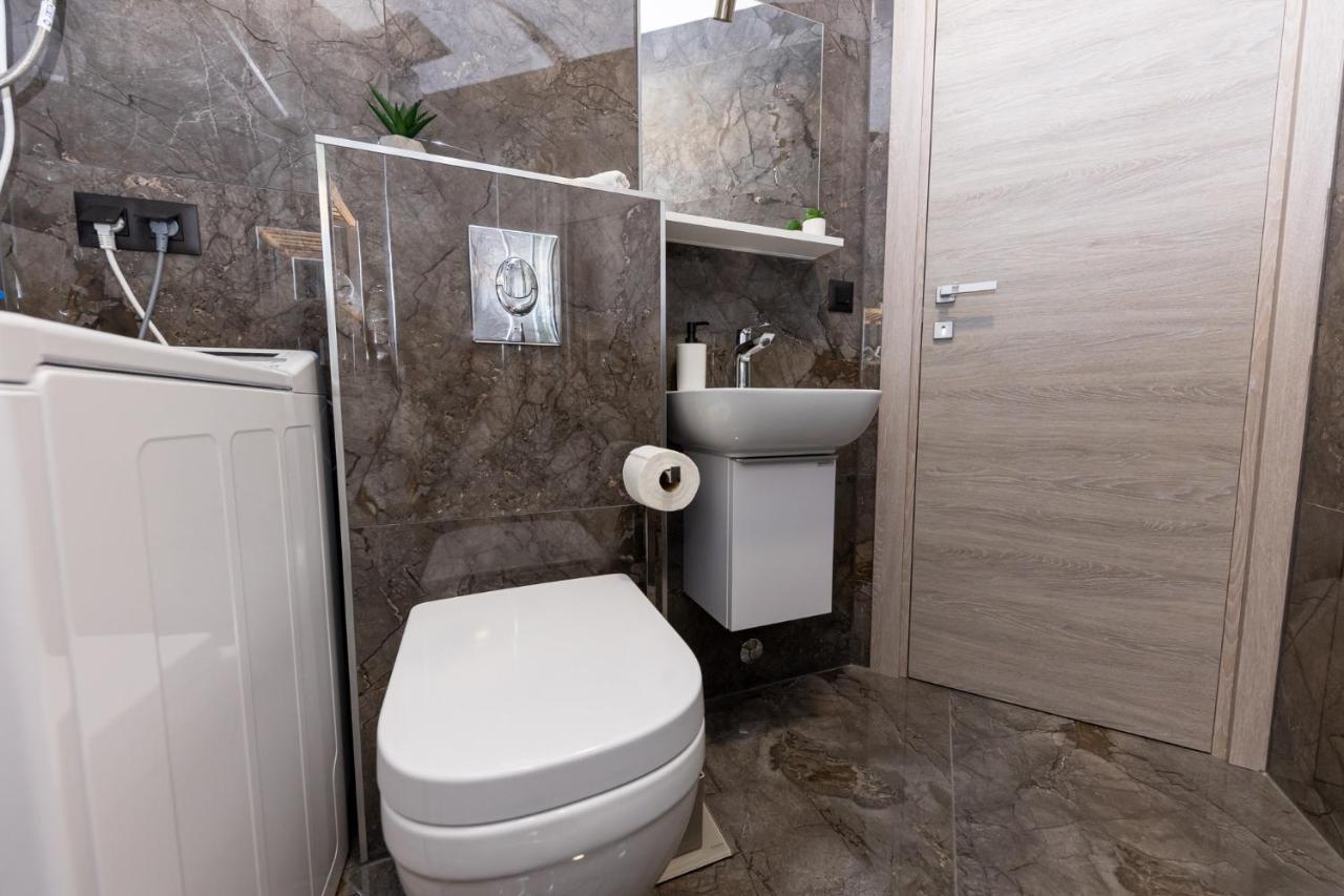 New Studio For 2, Free Private Garage Spot, Wi-Fi, 200 M From Mall Of Split Exterior photo