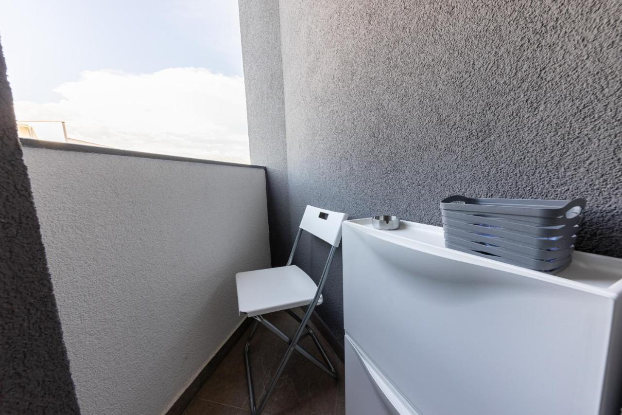 New Studio For 2, Free Private Garage Spot, Wi-Fi, 200 M From Mall Of Split Exterior photo